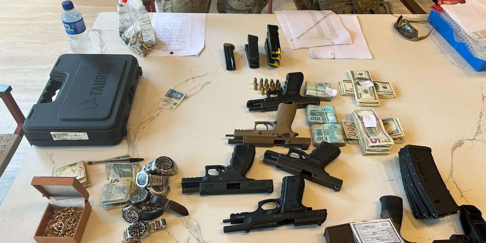 Polícia Federal mira ex-prefeito e ex-secretário de Polícia Civil em operação contra lavagem de dinheiro no Rio
