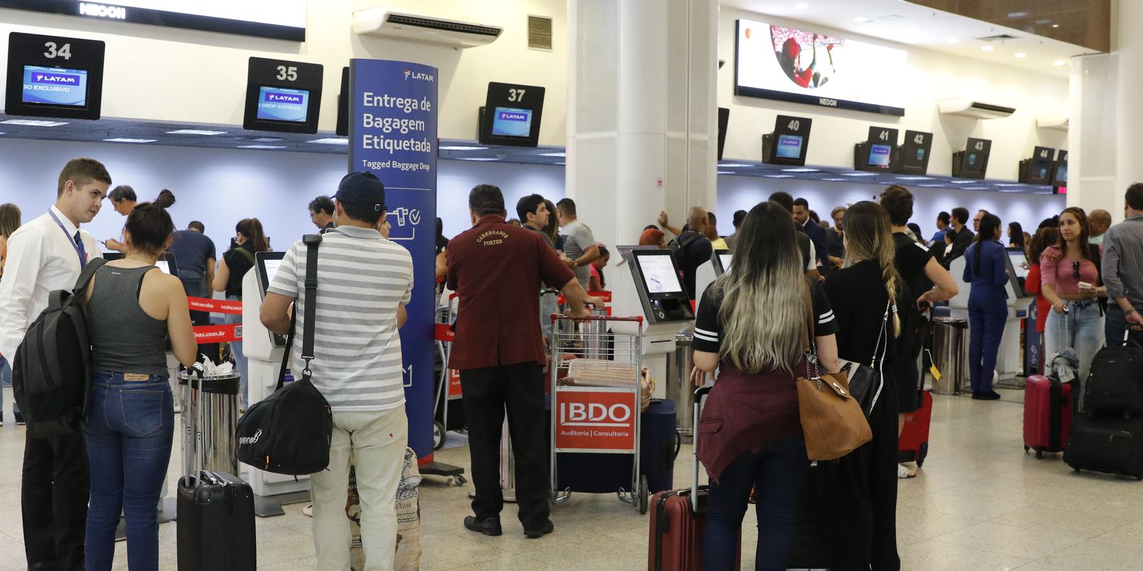 Setor de serviços registra queda de 0,4% em maio, impactado principalmente pelos transportes, revela IBGE
