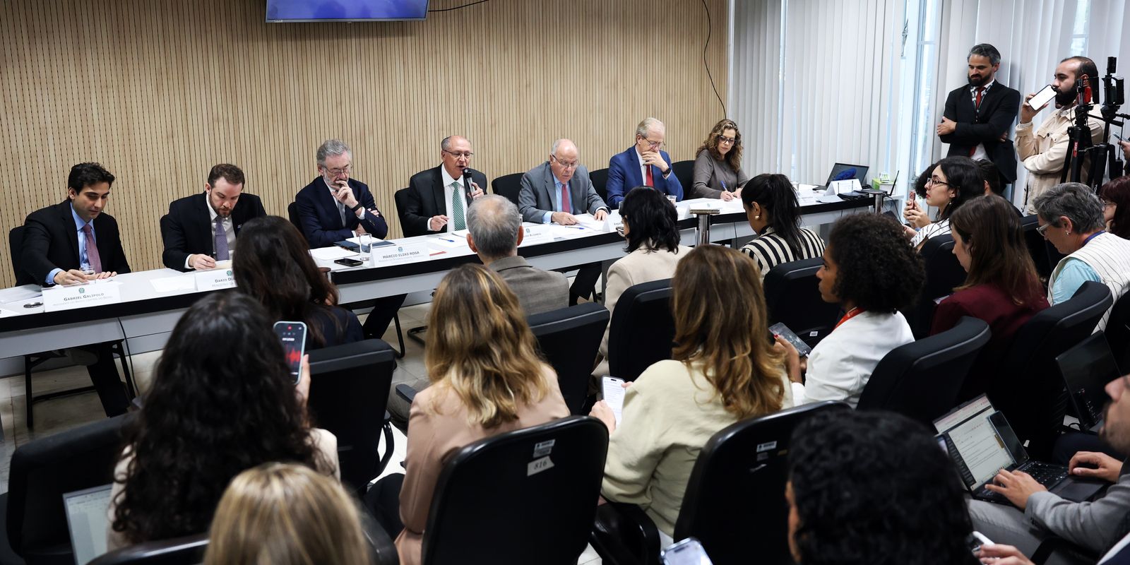 Governo federal prepara pacote de auxílio para exportações afetadas pelo tarifaço dos EUA