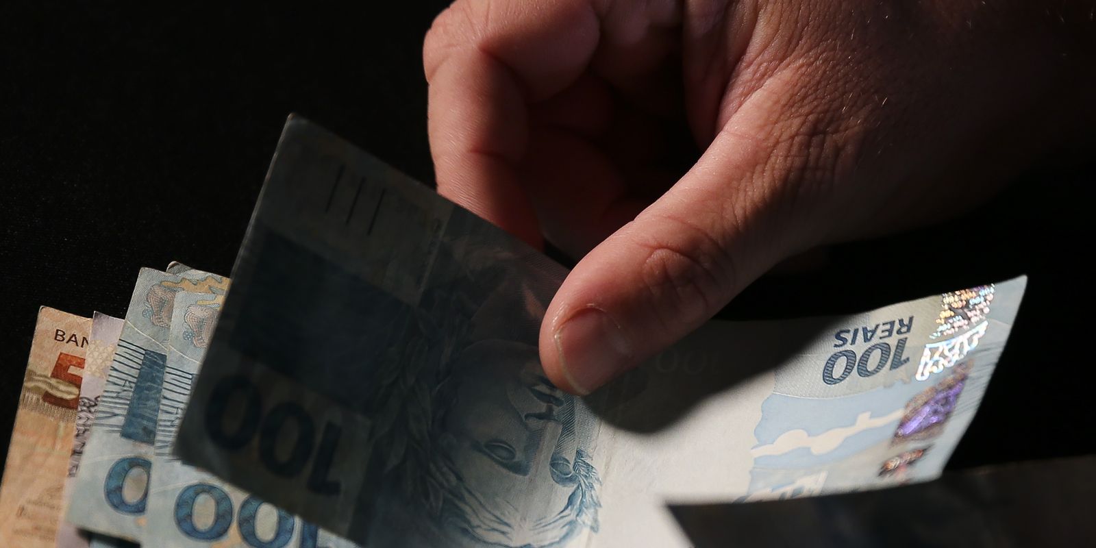 Abono salarial 2026: trabalhadores nascidos em setembro e outubro recebem benefício