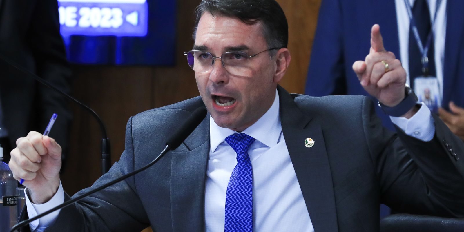 Missão solicita investigação no TSE sobre filiação falsa de Flávio ao PL