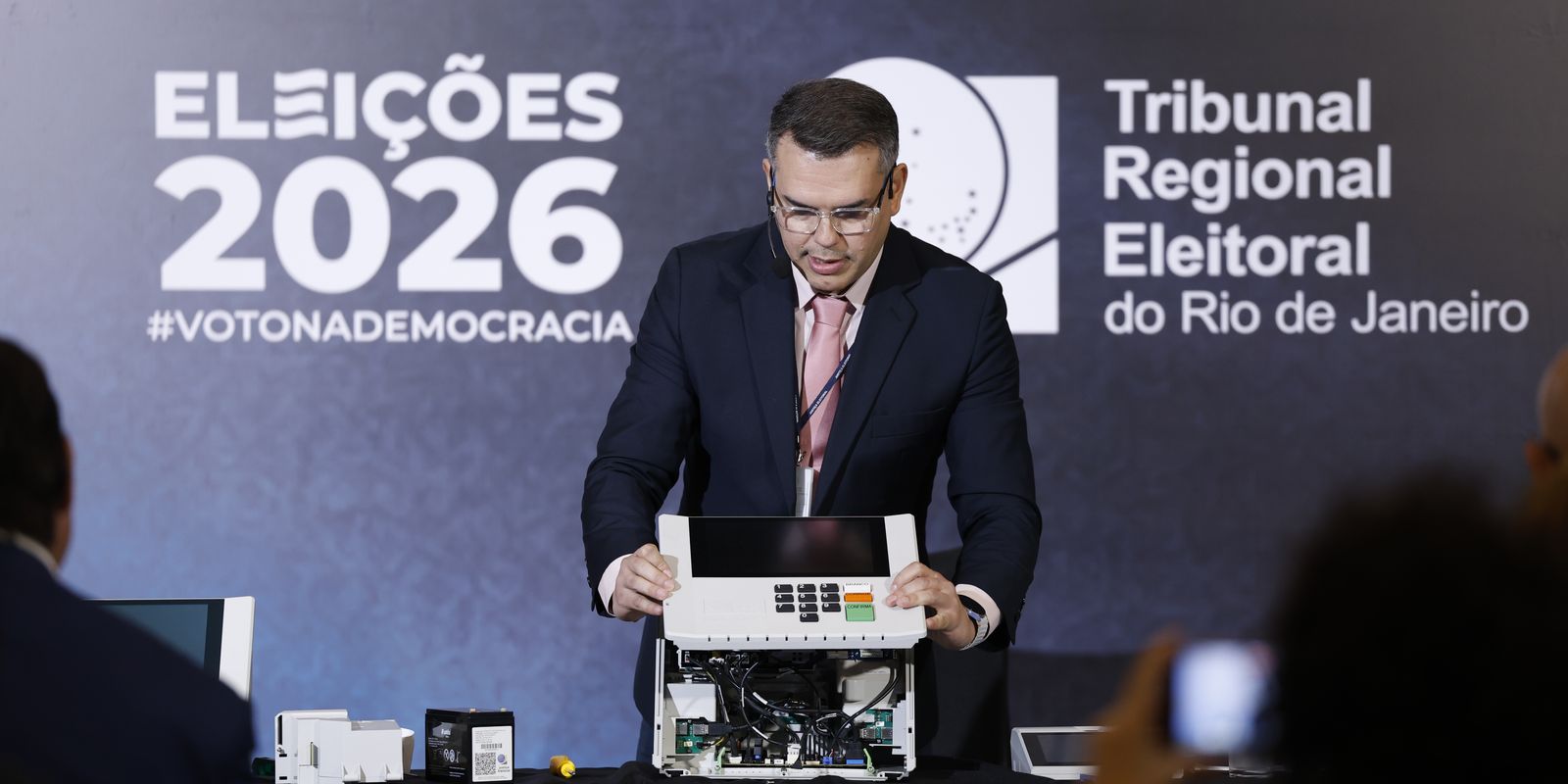 TRE-RJ desmonta urna eletrônica em evento público para comprovar segurança do sistema