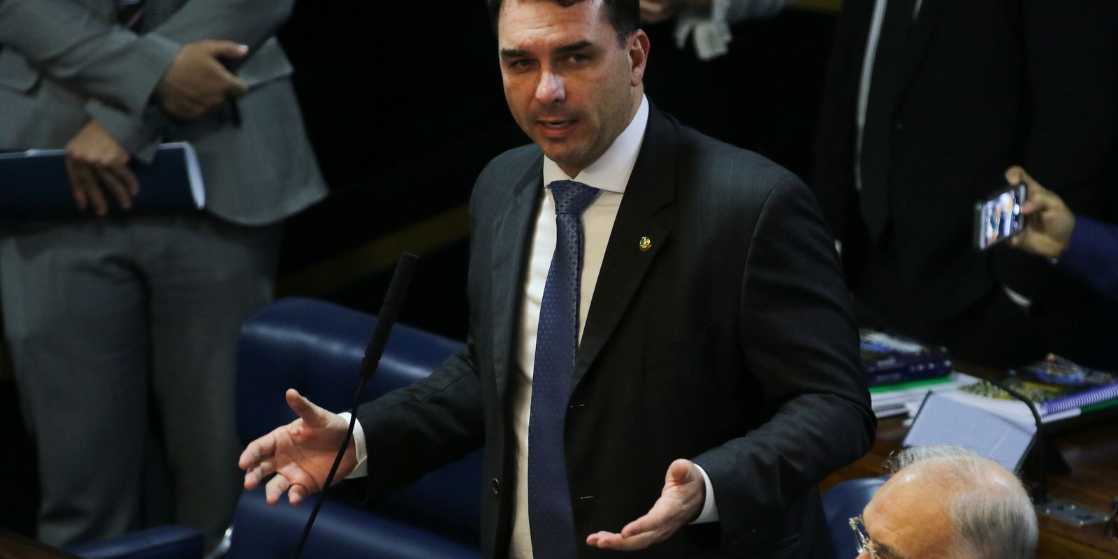 Defesa de Flávio Bolsonaro tentou transferir caso Dark Horse para André Mendonça no STF