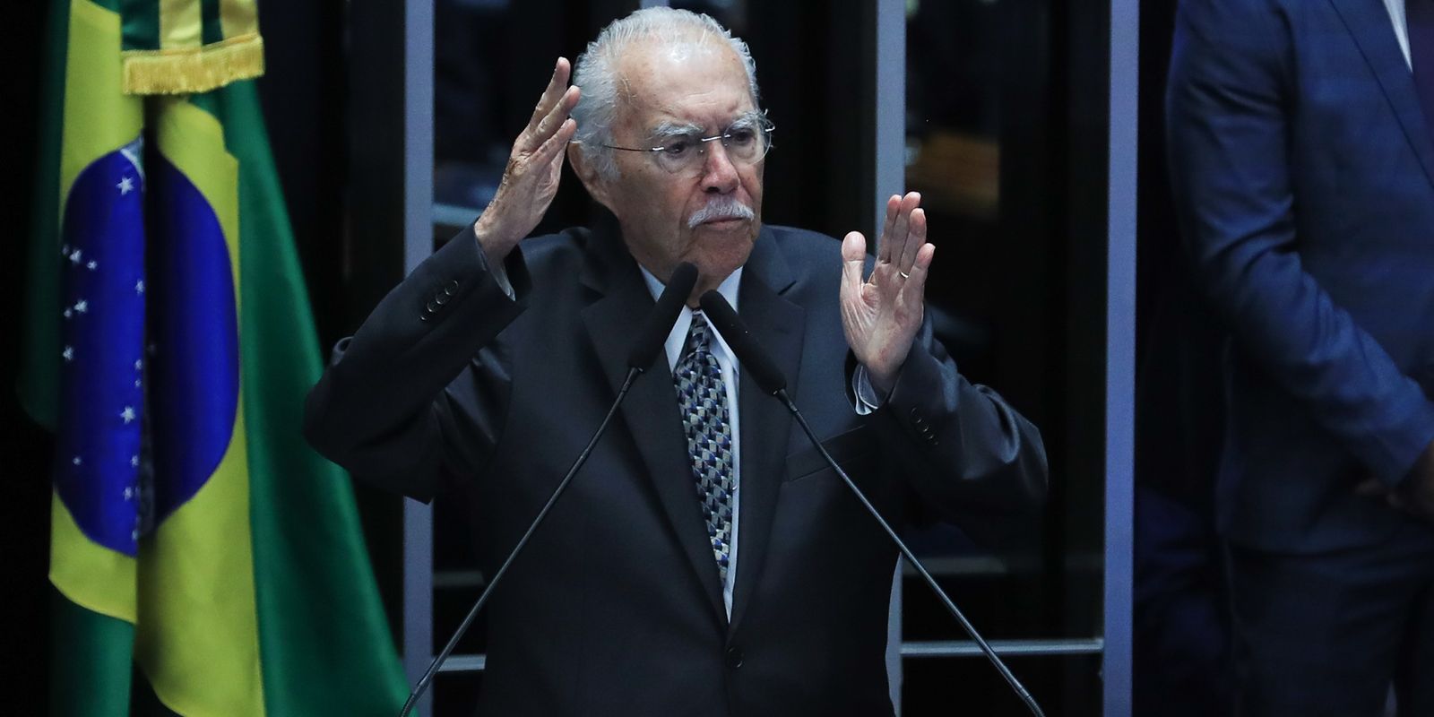 Ex-presidente José Sarney é internado em São Luís devido a quadro de pneumonia