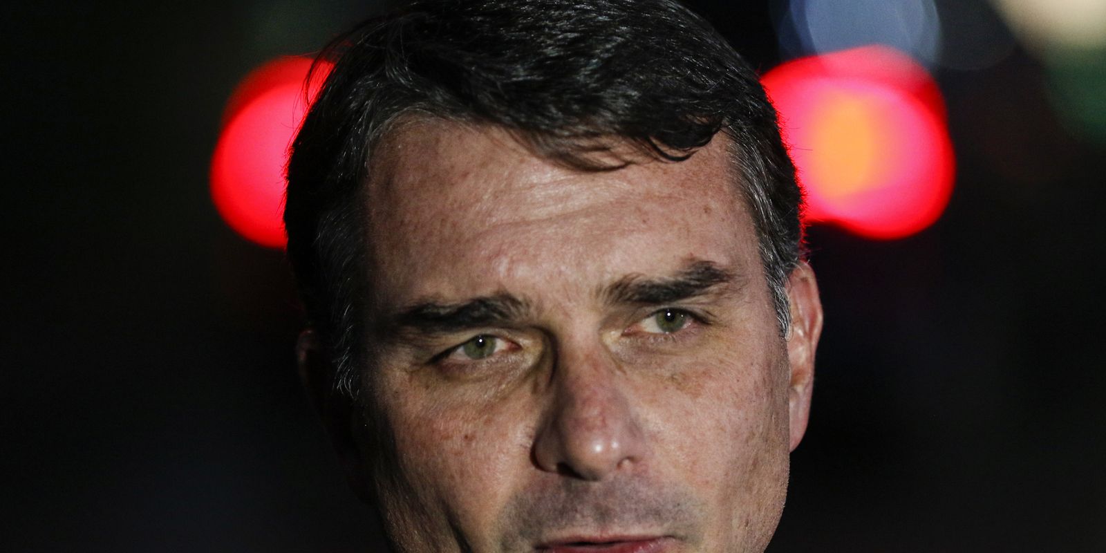 PF revela cobranças de Flávio Bolsonaro a Daniel Vorcaro para financiar o filme Dark Horse