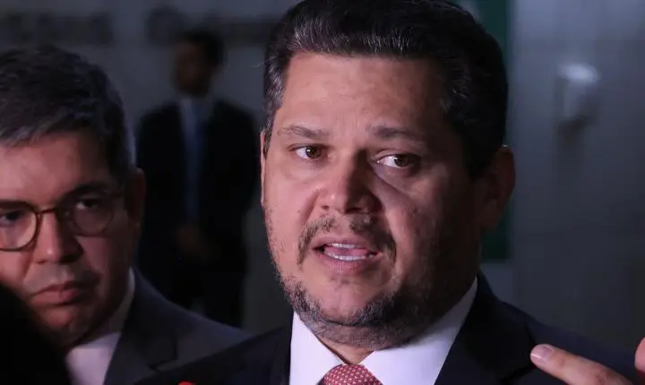 Alcolumbre mantém PEC 6x1 estagnada no Senado em semana de baixo quórum