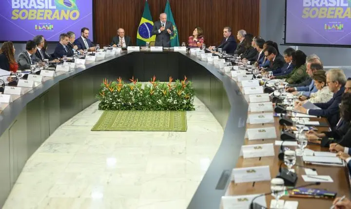 Lula anuncia busca por novos parceiros comerciais diante de taxação dos Estados Unidos