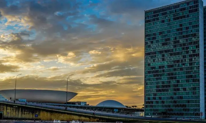 Câmara dos Deputados aprova redução de impostos sobre combustíveis