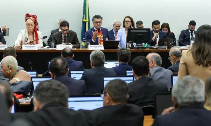 Centrão articula para alterar transição da jornada de trabalho e fim da escala 6x1