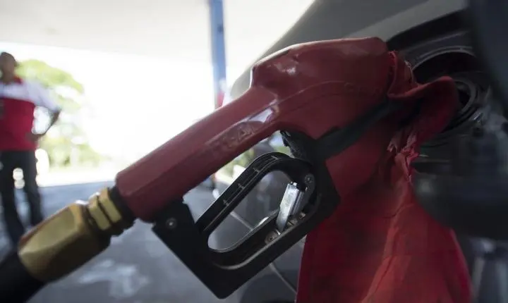 Alta do petróleo força governo a adiar decisão sobre desconto na gasolina