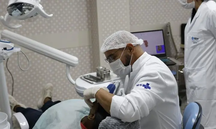 Comissão do Senado aprova novo piso salarial para médicos e dentistas, buscando valorização profissional