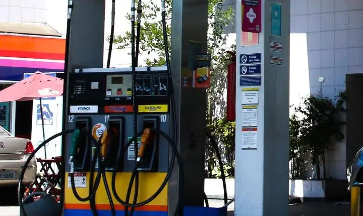 Preço da gasolina recua em maio impulsionado por etanol e subvenção
