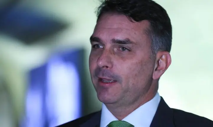 Deputados pedem investigação sobre Flávio Bolsonaro e aporte milionário para filme