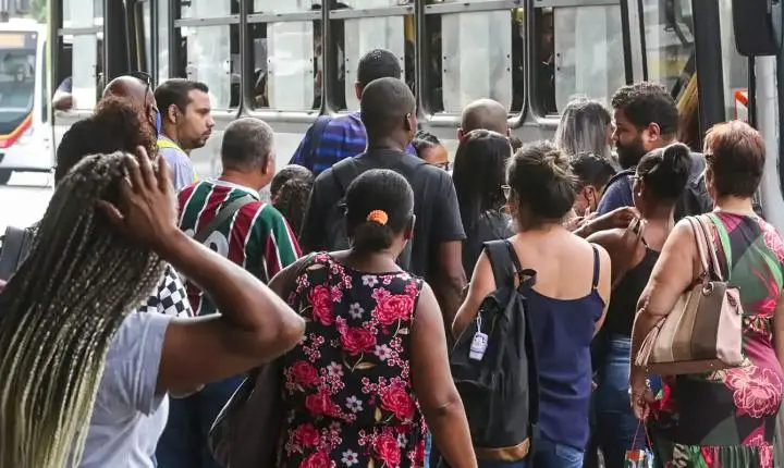 Desemprego de longa duração registra queda de 21,7% e atinge menor patamar histórico, aponta IBGE