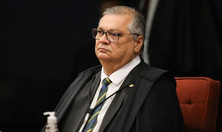 Flávio Dino determina apuração sobre emendas parlamentares destinadas à produtora do filme de Bolsonaro