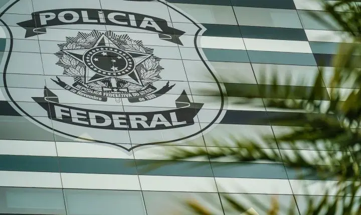 Flávio Bolsonaro envia defesa por escrito à PF e nega calúnia contra Lula