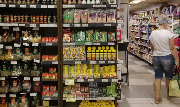Fabricação de produtos alimentícios lidera a geração de emprego na indústria em 2024, aponta IBGE