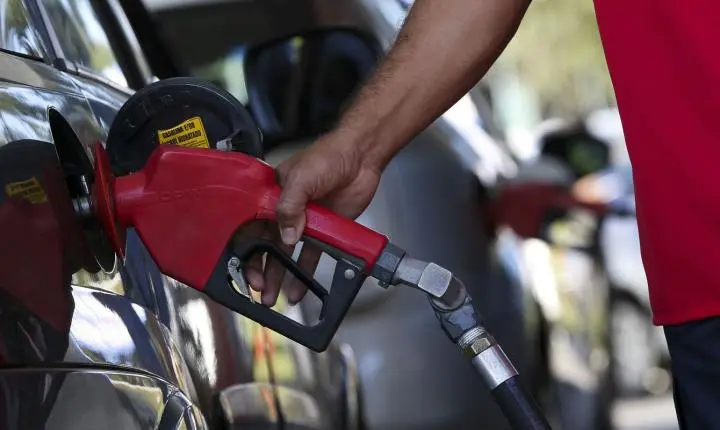 Governo adia decisão sobre aumento de etanol na gasolina para 32%
