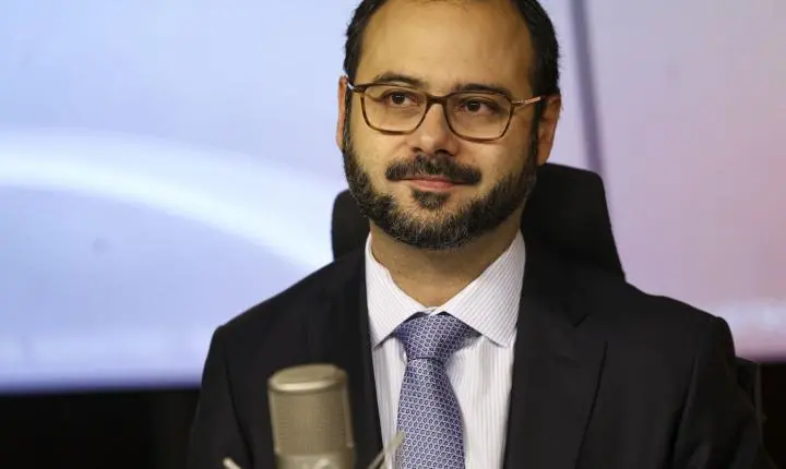 Governo considera ampliar contratação de funcionários por MEI após fim da escala 6x1