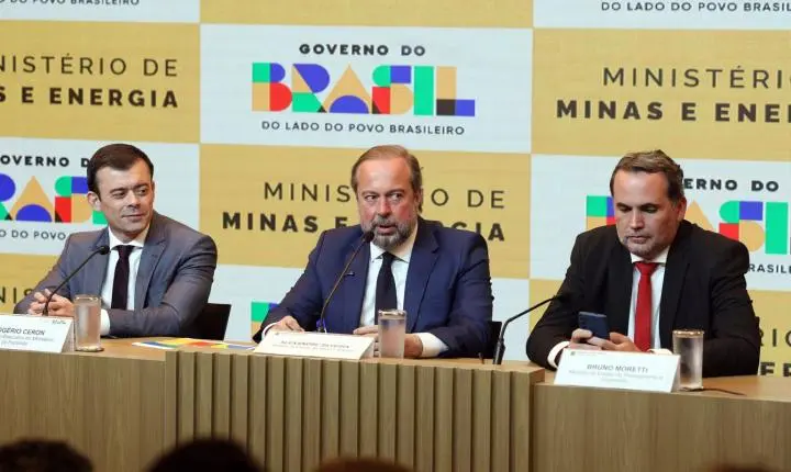 Governo federal anuncia subsídio para conter alta do preço dos combustíveis