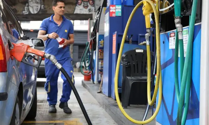 Governo estabelece subvenção de R$ 0,44 por litro para a gasolina