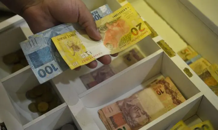 Inflação para salários acumula alta de 4,11% em 12 meses, aponta IBGE