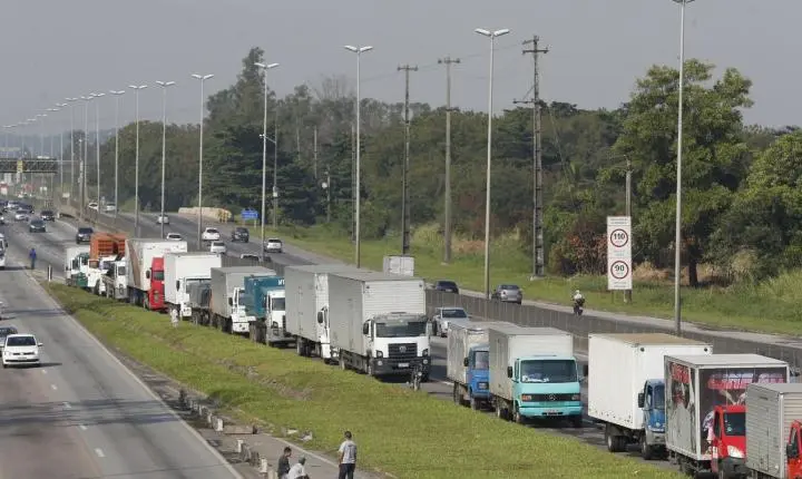 Nova lei assegura piso mínimo do frete no transporte de cargas e amplia fiscalização