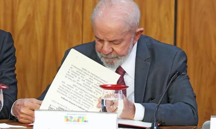 Presidente Lula veta projeto que equiparava estágio à experiência profissional