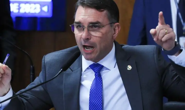 Missão solicita investigação no TSE sobre filiação falsa de Flávio ao PL