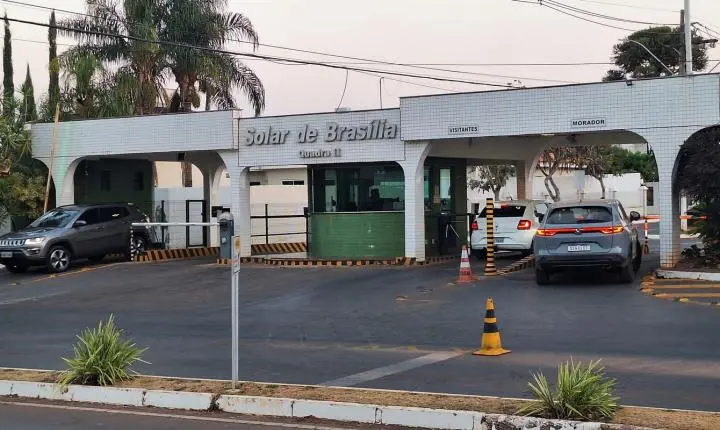 Alexandre de Moraes autoriza saída de Bolsonaro da prisão domiciliar para consulta odontológica