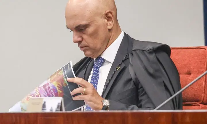 Moraes dá 24 horas para Bolsonaro explicar arma apreendida
