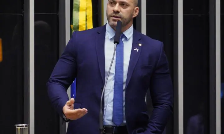 Alexandre de Moraes exige explicações de Daniel Silveira sobre uso de redes sociais em 48 horas