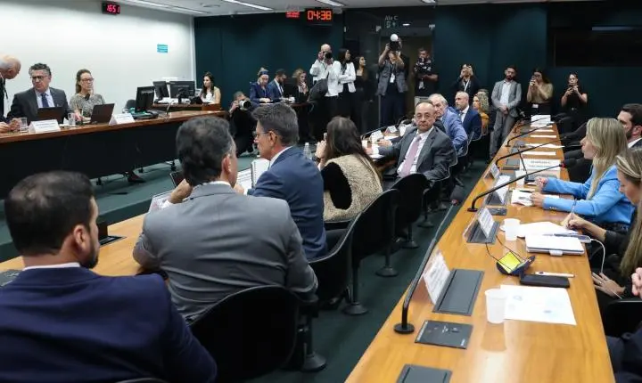 Votação da PEC 221/19 sobre jornada de trabalho é adiada por pedido de vista