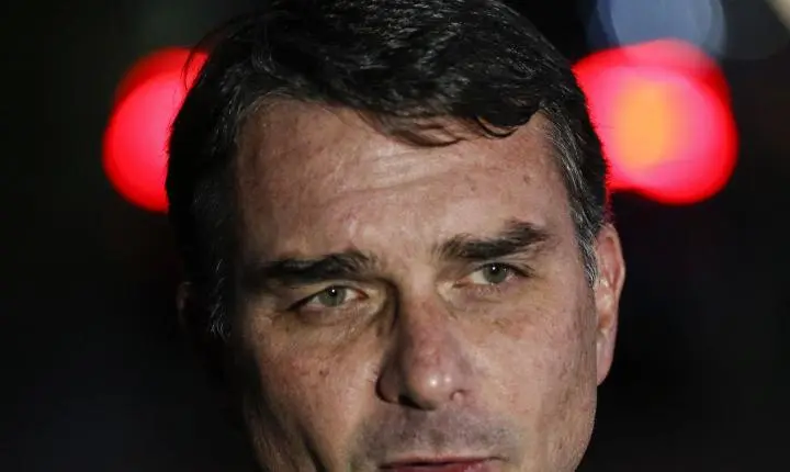 PF revela cobranças de Flávio Bolsonaro a Daniel Vorcaro para financiar o filme Dark Horse