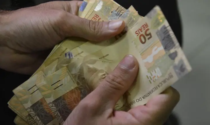Poupança registra retirada líquida de R$ 476,4 milhões em abril, impulsionada pela Selic