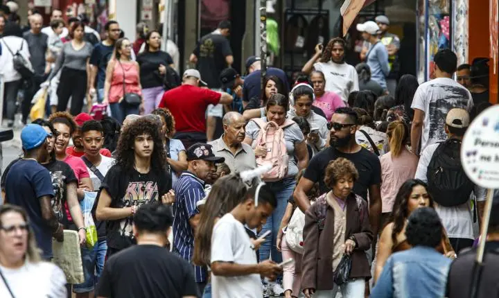 Pobreza nas metrópoles brasileiras atinge menor nível histórico, impulsionada por salários