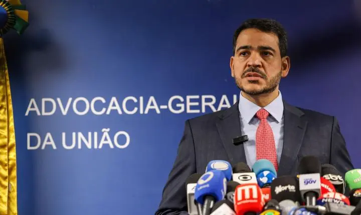 Senador apresenta relatório favorável à indicação de Messias ao STF