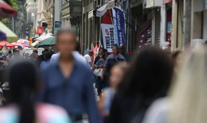 Taxa de desemprego para pretos é 55% maior que para brancos, aponta IBGE
