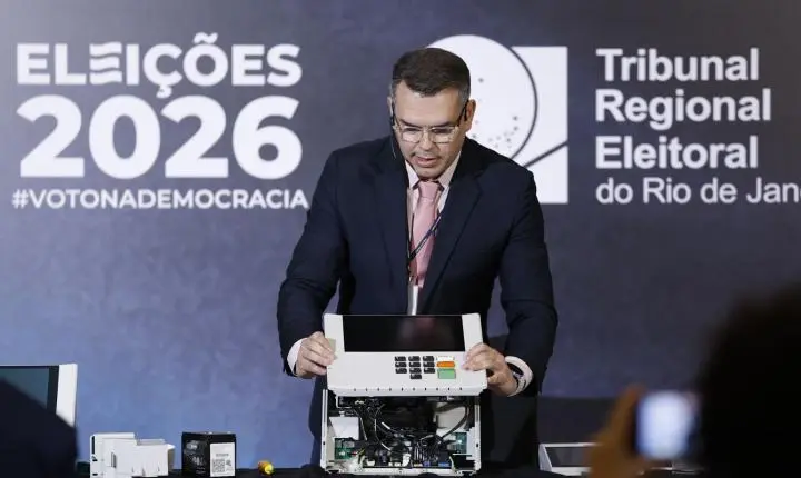 TRE-RJ desmonta urna eletrônica em evento público para comprovar segurança do sistema