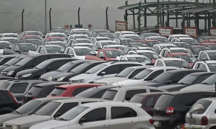 Venda de veículos novos no Brasil cresce 15% até maio, aponta Fenabrave